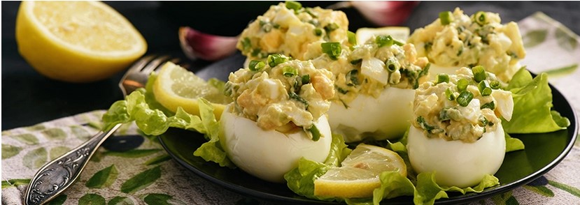 UOVA RIPIENE DI PASTA DI AVOCADO AL LIMONE