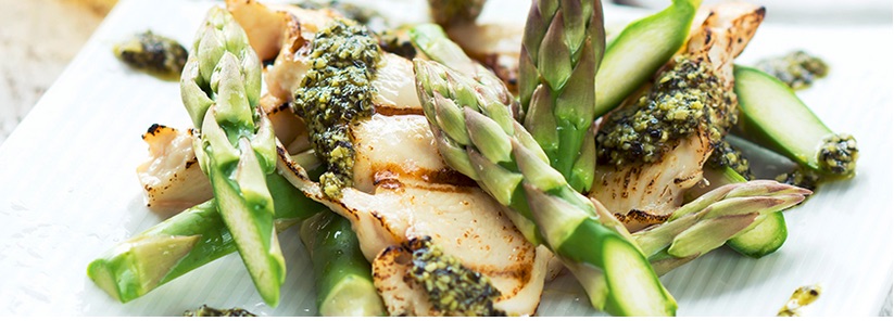 BLANC DE POULET GRILLÉE AUX ASPERGES ET PESTO MAISON