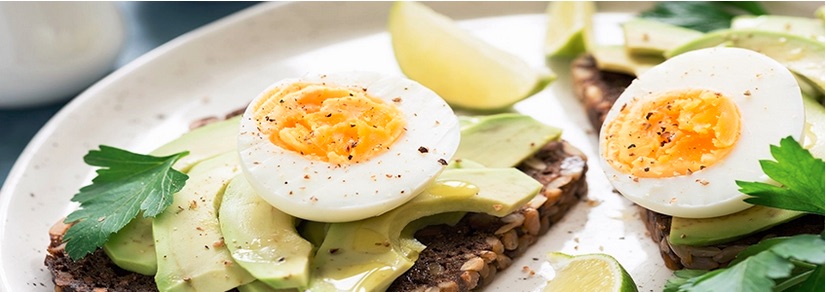 TOAST AVEC OEUF EN CHEMISE ET AVOCAT 