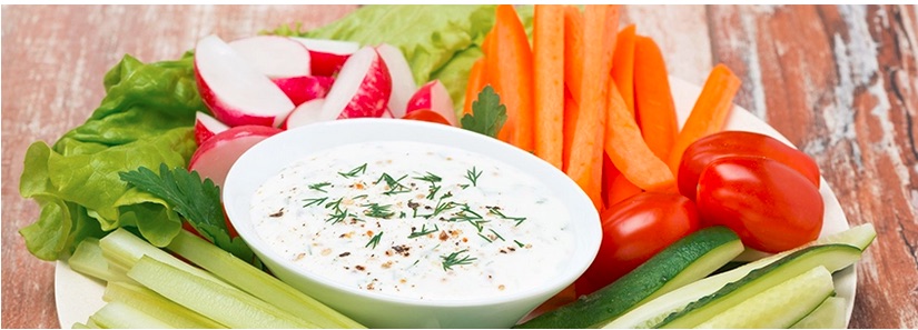 ENTRÉE DE LÉGUMES AVEC SAUCE AU YAOURT