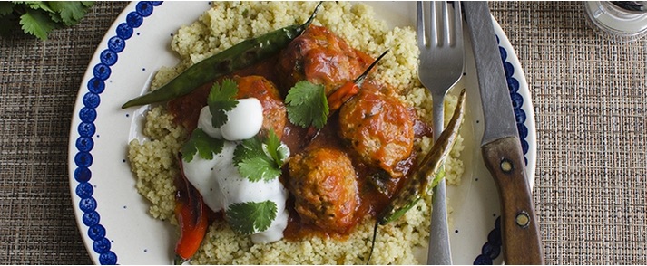 BOULETTES D'AGNEAU AVEC SAUCE AU YAOURT ET COUSCOUS
